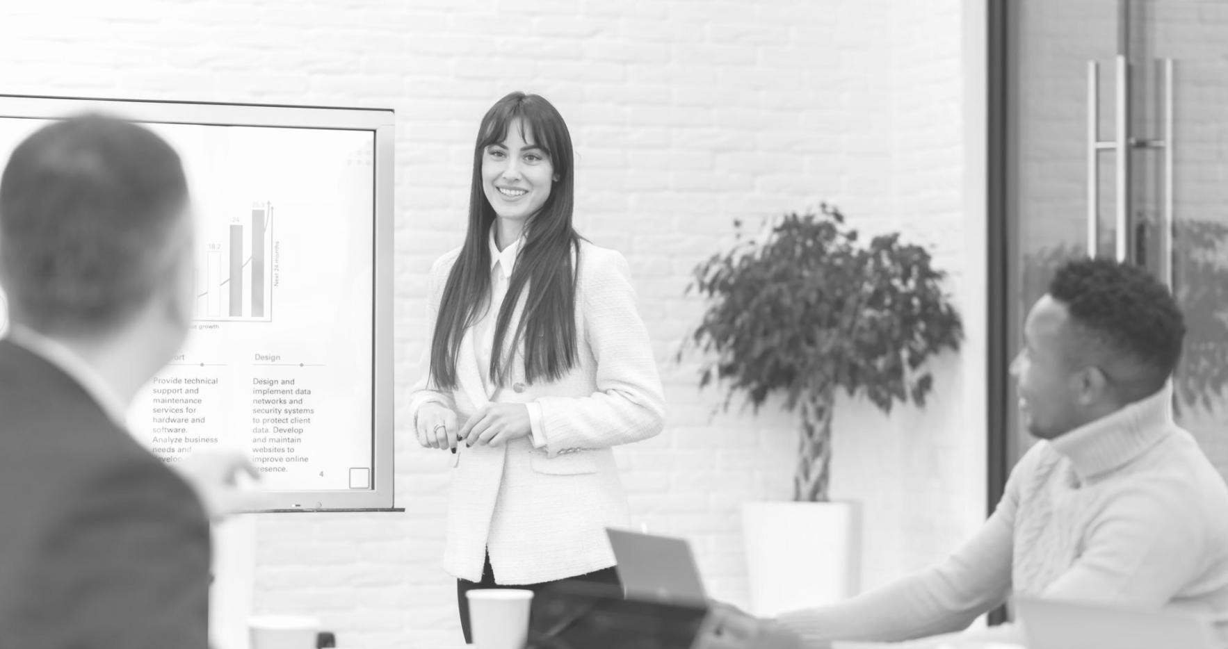 Geschäftsbesprechung mit Finanzplanungsunterlagen